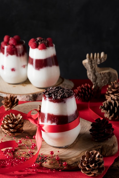 Composition de délicieux desserts de Noël à angle élevé