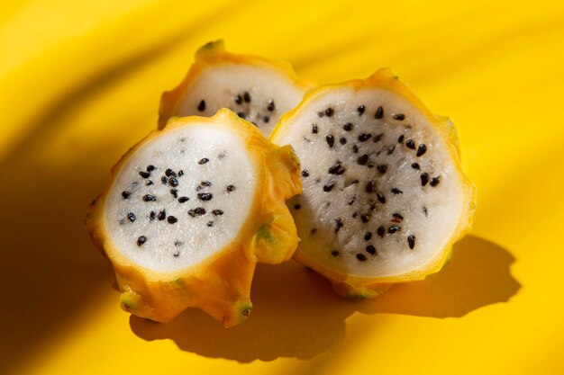 Composition de délicieux fruits du dragon jaune exotique