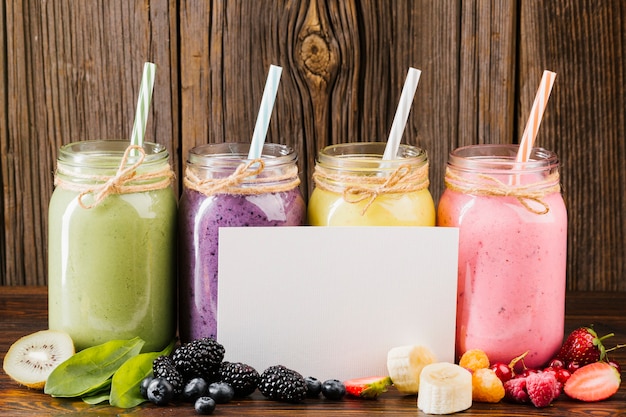 Photo gratuite composition de délicieux fruits et smoothies avec espace de copie