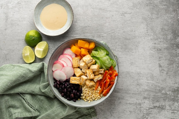 Photo gratuite composition avec un délicieux repas végétalien