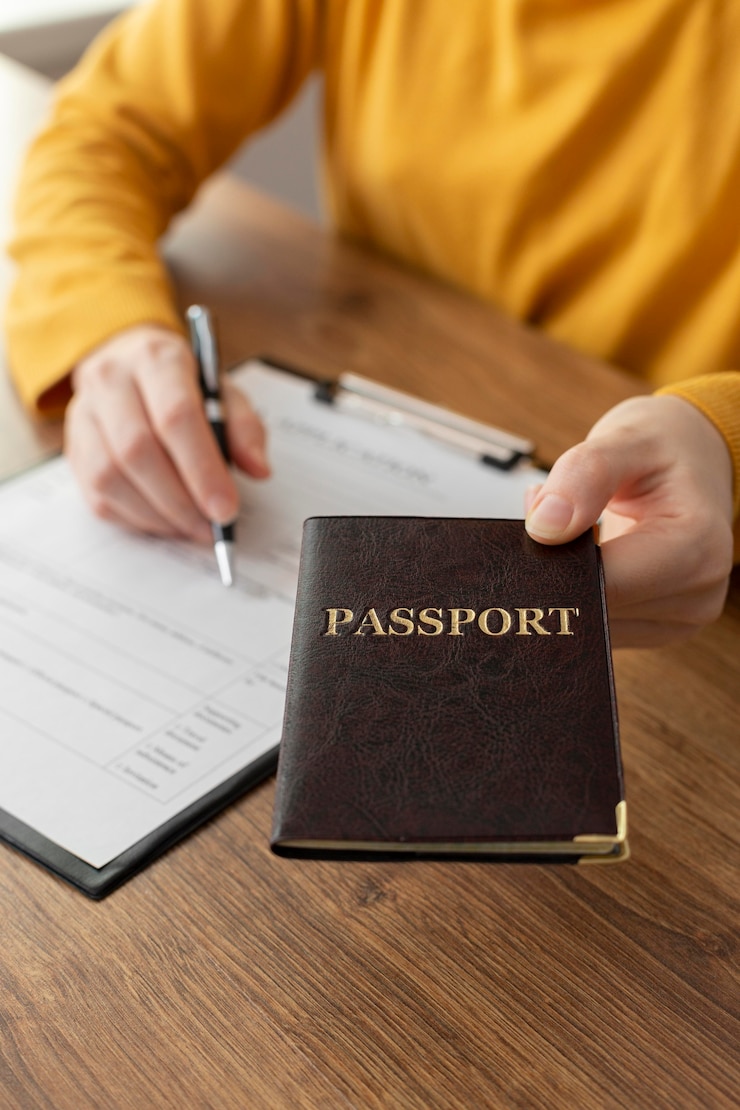 Photo gratuit composition de la demande de visa avec passeport