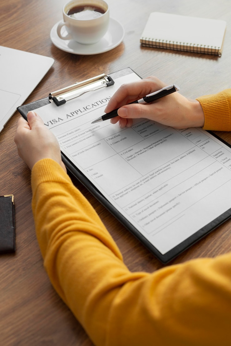 Photo gratuit composition de la demande de visa avec presse-papiers