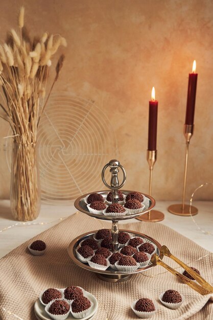 Composition de dessert festif avec les Brigadeiros brésiliens - boules de chocolat avec pépites
