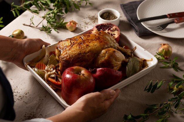 Composition de dinde de Thanksgiving sur la table