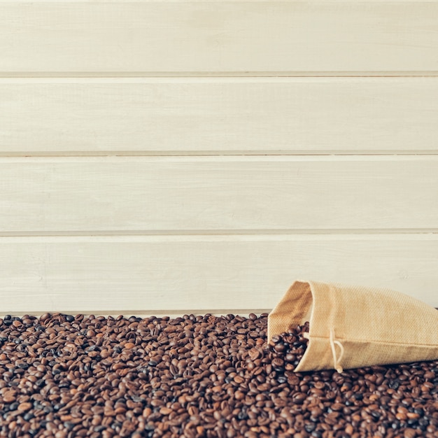 Composition du café avec un sac de grains de café