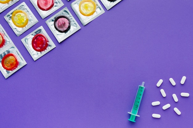 Photo gratuite composition du concept de contraception sur fond violet