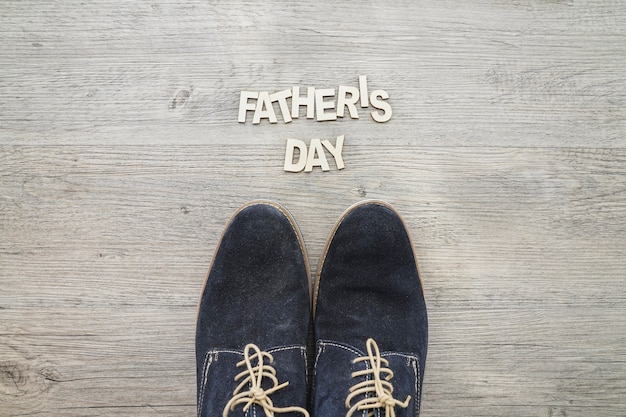 Photo gratuite composition du jour du père avec des chaussures