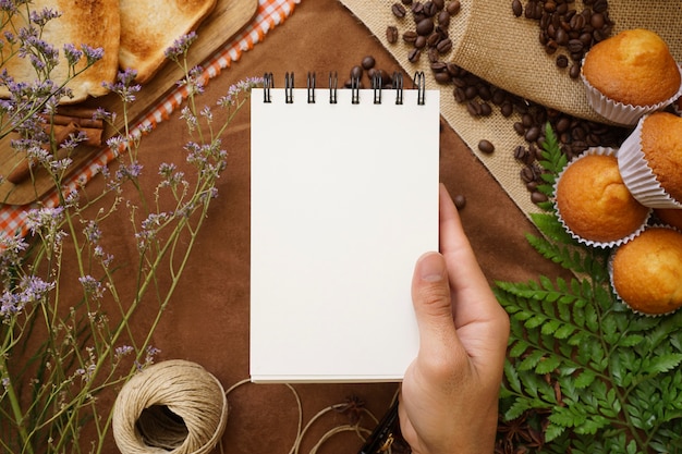 Composition du jour du père avec délicieux petit-déjeuner et cahier vierge