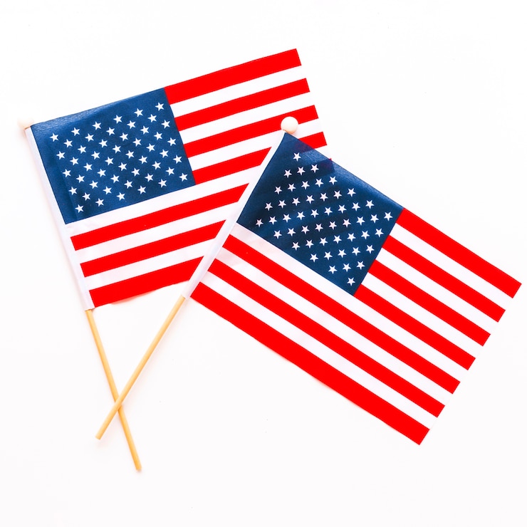 Photo gratuit composition du jour de l&#39;indépendance des états-unis avec deux drapeaux