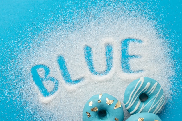 Composition du lundi bleu avec des beignets