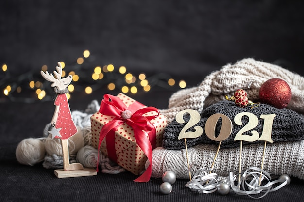 Composition du nouvel an avec numéro de nouvel an en bois et décorations de Noël sur fond sombre.