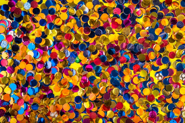 Composition du parti avec des confettis colorés