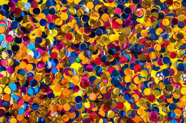 Composition du parti avec des confettis colorés