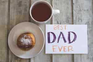 Photo gratuite composition du petit-déjeuner pour les pères avec café