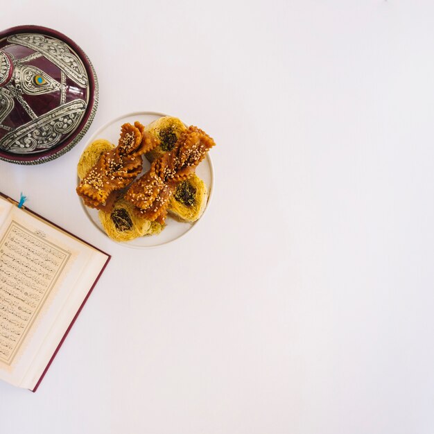 Composition du Ramadan avec coran et nourriture arabe