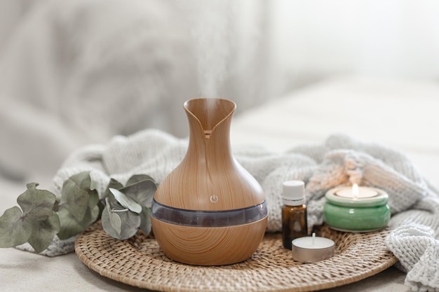 Composition du spa avec lampe diffuseur d'huile aromatique sur fond flou