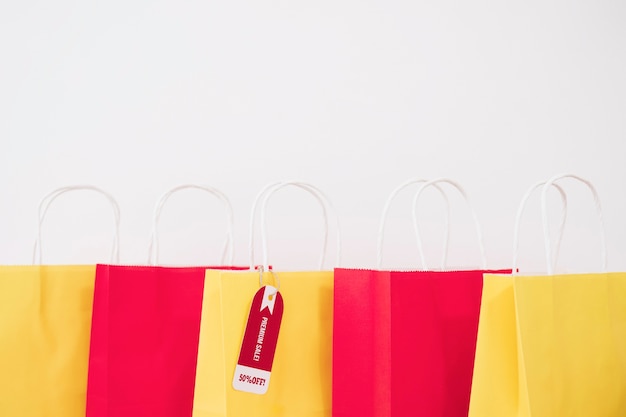 Composition du vendredi noir avec sacs à provisions