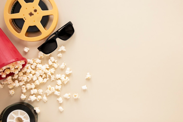 Photo gratuit composition des éléments de cinéma sur fond beige avec espace copie