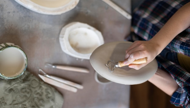 Photo gratuite composition d'éléments de poterie en atelier