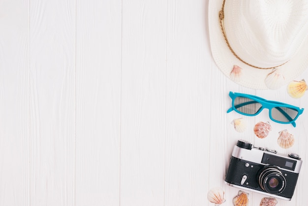 Photo gratuite composition de l'été avec caméra chapeau et surface