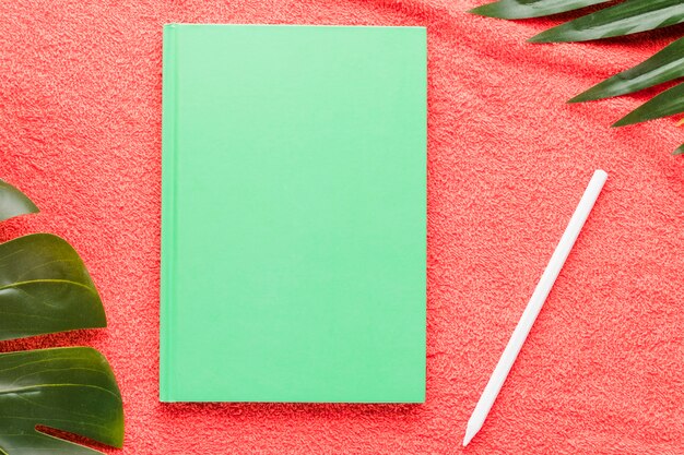 Composition d'été avec carnet de croquis sur fond clair