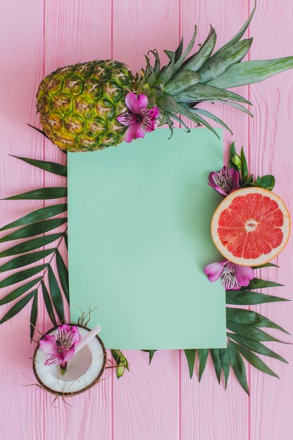 Composition d&#39;été avec du papier et des fruits savoureux