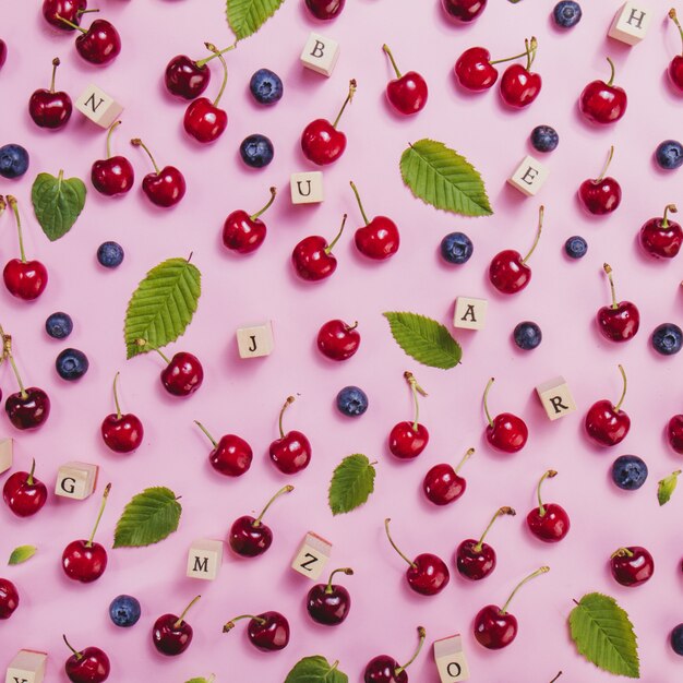 Composition d&#39;été avec des fruits décoratifs