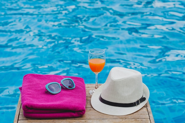 Photo gratuite composition d'été avec une grande piscine