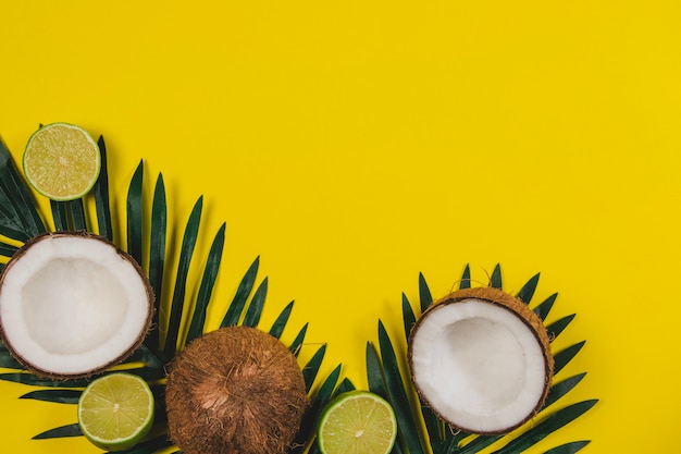 Photo gratuite composition d'été avec limes, noix de coco et espace vide