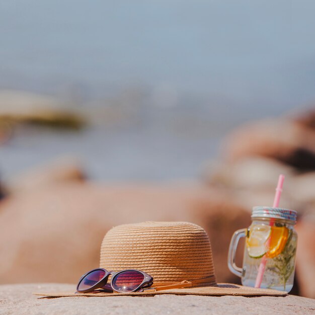 Composition d&#39;été avec lunettes de soleil et chapeau