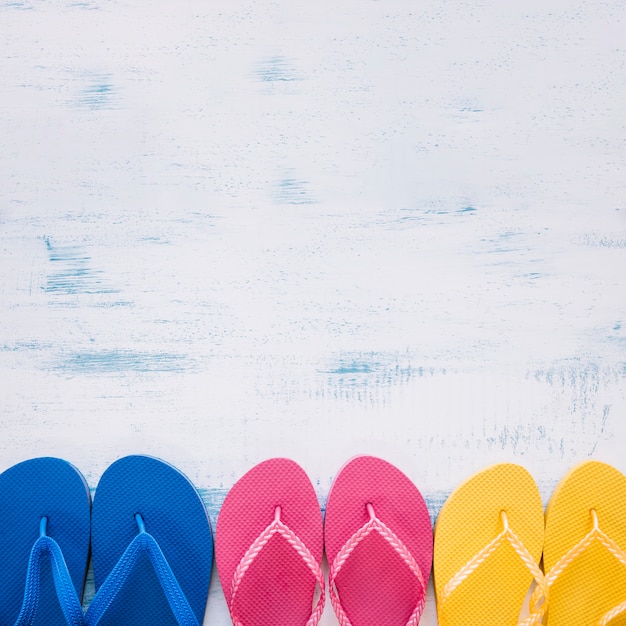 Photo gratuite composition de l'été avec des tongs et de la surface