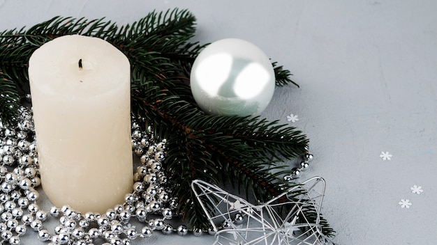 Photo gratuite composition festive de bougies et d'ornements