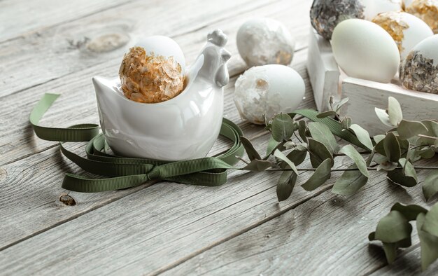 Composition festive pour les vacances de Pâques avec des plantes et des œufs. Concept de décoration de Pâques.