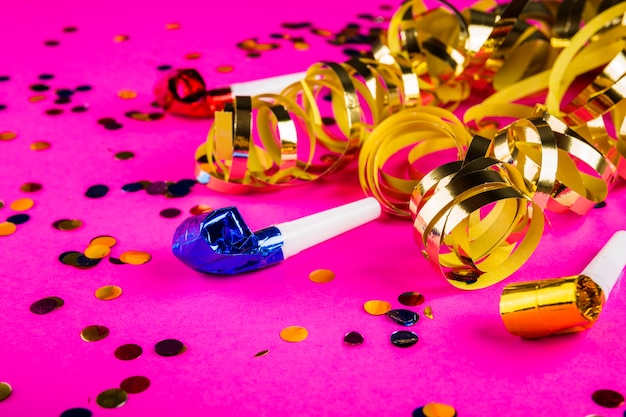 Composition de fête colorée avec des confettis