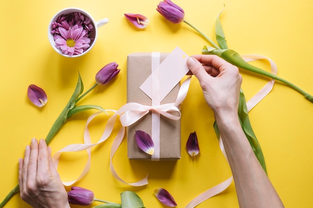 Photo gratuite composition de la fête des mères avec les mains et le cadeau