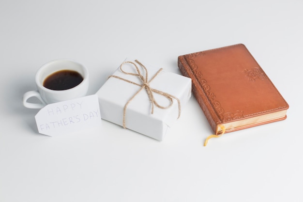 Photo gratuite composition de fête des pères avec boîte-cadeau et café