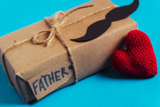 Composition de fête des pères avec boîte-cadeau
