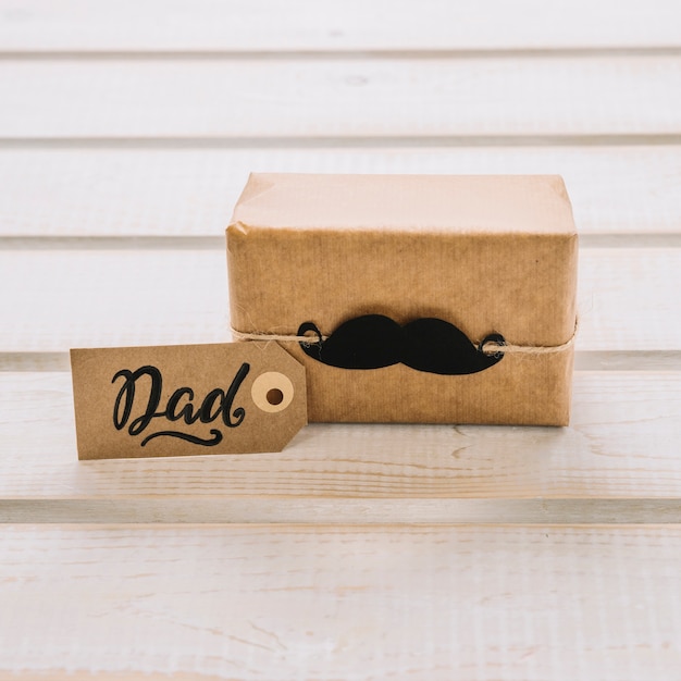 Composition de fête des pères avec moustache sur la boîte
