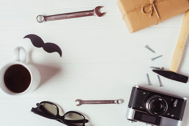 Composition de fête des pères avec des outils et des accessoires