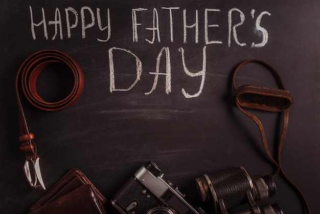 Photo gratuite composition de fête des pères sur tableau noir avec accessoires