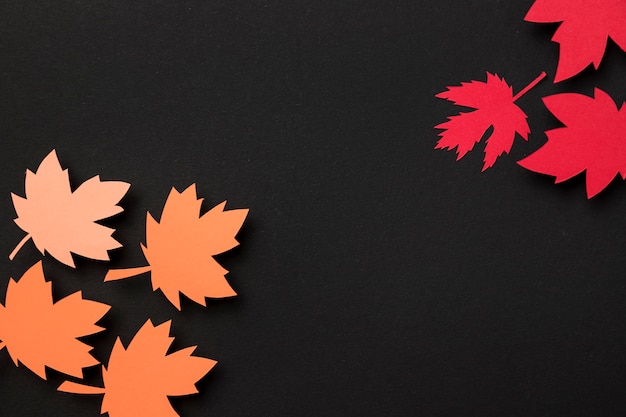 Composition de feuilles d'automne en papier plat avec espace copie
