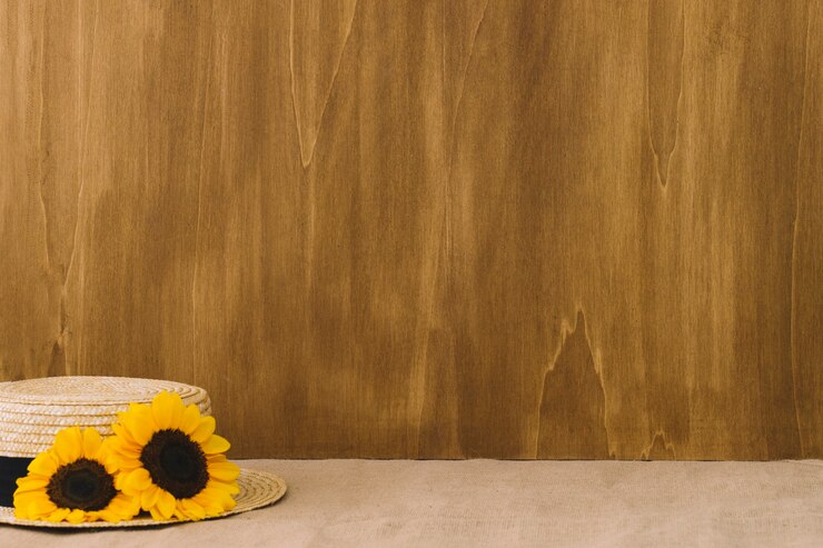 Photo gratuit composition de fleur avec chapeau et espace