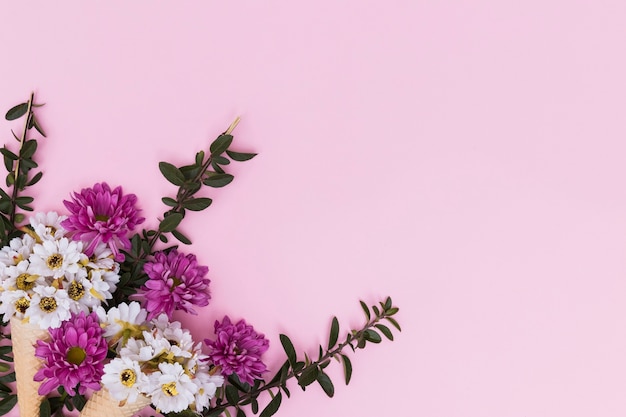 Composition de fleurs et de cônes de gaufre