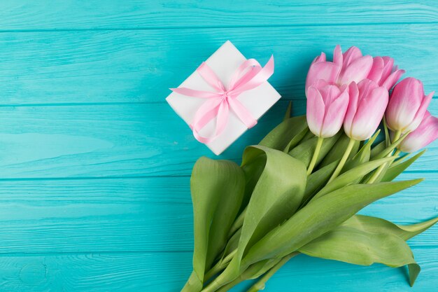 Composition florale de fête des mères avec des cadeaux et des roses