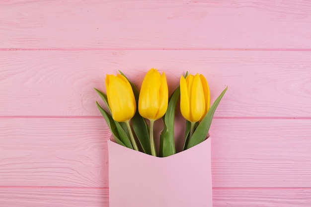 Composition florale fête des mères avec des roses dans l&#39;enveloppe