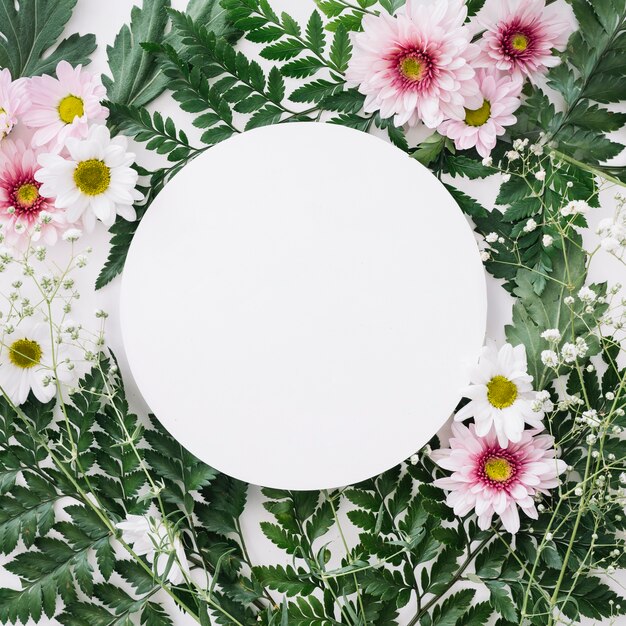 Composition florale avec papier rond