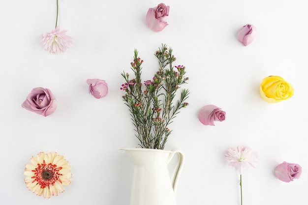 Composition florale avec vase blanc