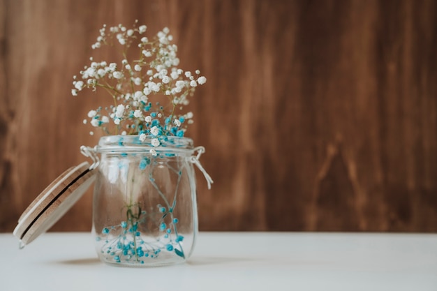 Photo gratuite composition florale avec verre