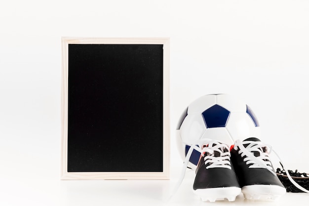 Composition de football avec ardoise penchée et chaussures