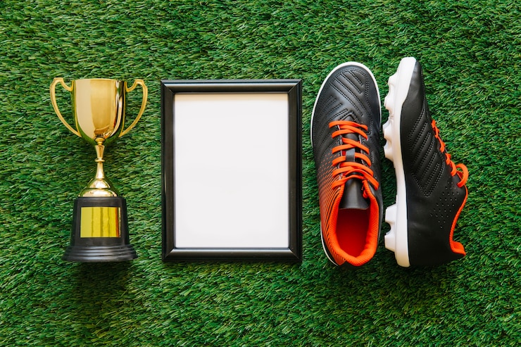 Photo gratuit composition de football avec cadre à côté du trophée et des chaussures